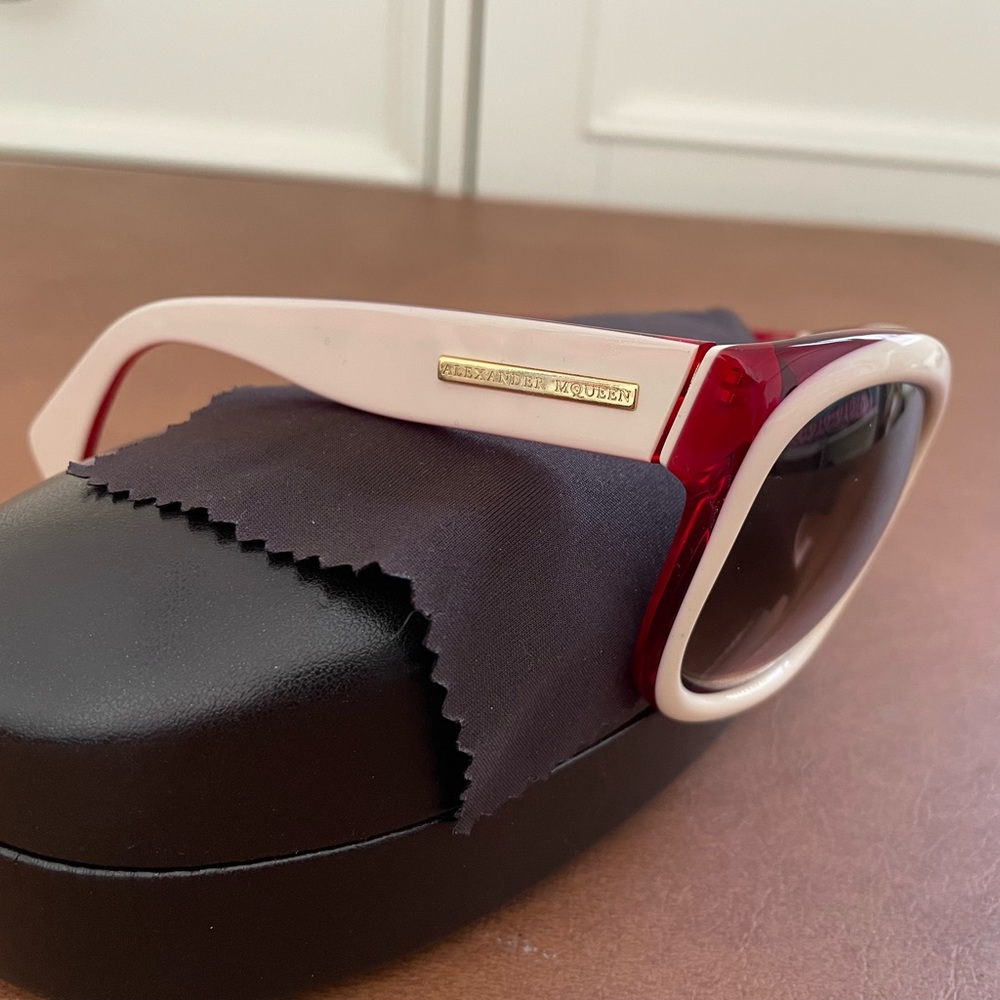 Alexander McQueen oversized sunglasses in creamy white and red NWT πHP x2π - Picture 3 of 7
